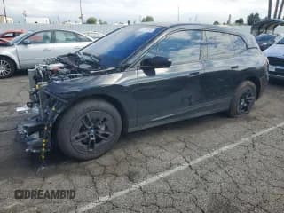 ✅ 2025 BMW iX xDrive50 • VIN: WB523CF08SCT76550 • Lot: 81275595. Wystawiony na Copart z przebiegiem 4 993 mil. Bezpłatny archiwum sprzedaży aukcyjnych z USA i szczegółowy raport historii pojazdu na DreamBid. Zdjęcie 1.