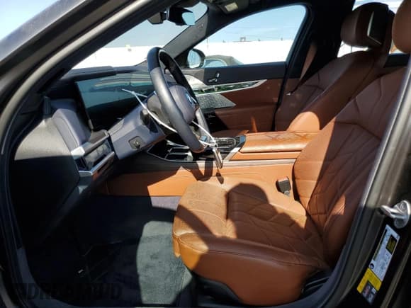 ✅ 2023 BMW i7 xDrive60 • VIN: WBY53EJ05PCM90595 • Lot: 85151334. Wystawiony na Copart z przebiegiem 13 277 mil. Bezpłatny archiwum sprzedaży aukcyjnych z USA i szczegółowy raport historii pojazdu na DreamBid. Zdjęcie 7.