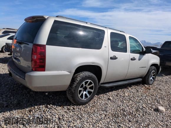 ✅ 2009 Chevrolet Suburban LS • VIN: 1GNFC16079R211582 • Лот: 50649205. Опубликован ранее на Copart с пробегом 258 057 миль. Бесплатный доступ к архиву аукционных продаж из США и подробный отчёт об истории автомобиля на DreamBid. Изображение 3.