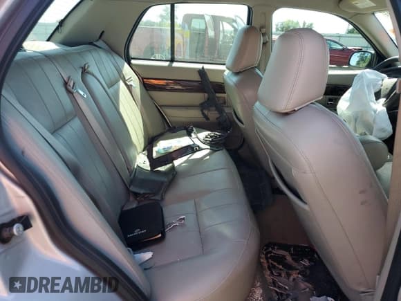 ✅ 2007 Mercury Grand Marquis LS • VIN: 2MEFM75V87X611545 • Lot: 70330965. Wystawiony na Copart z przebiegiem 119 910 mil. Bezpłatny archiwum sprzedaży aukcyjnych z USA i szczegółowy raport historii pojazdu na DreamBid. Zdjęcie 10.