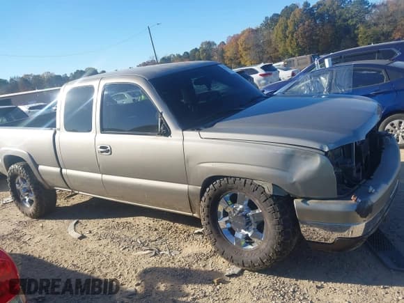 ✅ 2003 Chevrolet Silverado 2500HD LS • VIN: 1GCHK29UX3E134651 • Lot: 43636474. Wystawiony na IAAI z przebiegiem 209 510 mil. Bezpłatny archiwum sprzedaży aukcyjnych z USA i szczegółowy raport historii pojazdu na DreamBid. Zdjęcie 13.