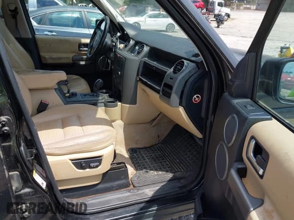 ✅ 2006 Land Rover LR3 HSE • VIN: SALAG25496A408533 • Lot: 43051588. Wystawiony na IAAI z przebiegiem 144 714 mil. Bezpłatny archiwum sprzedaży aukcyjnych z USA i szczegółowy raport historii pojazdu na DreamBid. Zdjęcie 5.