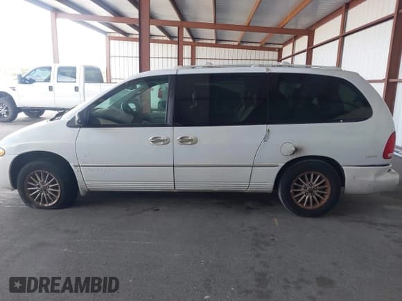 ✅ 2000 Chrysler Town & Country Limited • VIN: 1C4GP64L9YB647675 • Lot: 43125815. Listed on IAAI with 70,615 mi. Free auction sales archive from the USA and detailed vehicle history report at DreamBid. Image 14.