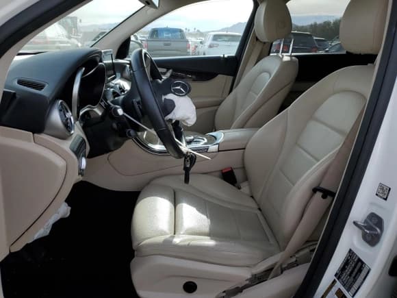 ✅ 2019 Mercedes-Benz GLC 300 • VIN: WDC0G4JB1KF588004 • Лот: 51514775. Опубликован ранее на Copart с пробегом 58 011 миль. Бесплатный доступ к архиву аукционных продаж из США и подробный отчёт об истории автомобиля на DreamBid. Изображение 7.