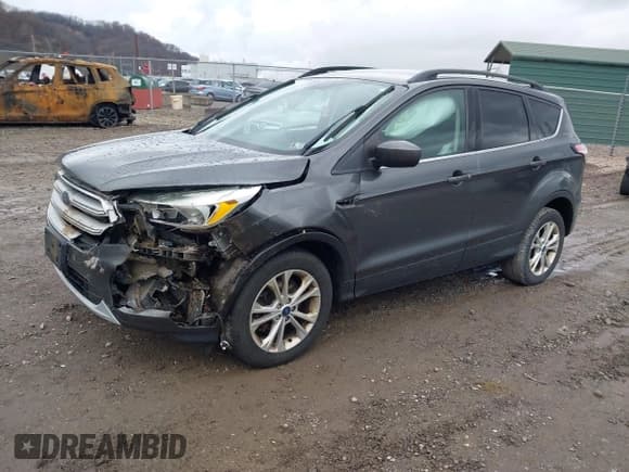 ✅ 2018 Ford Escape SE • VIN: 1FMCU9GD9JUB18987 • Lot: 40912957. Wystawiony na IAAI z przebiegiem 110 279 mil. Bezpłatny archiwum sprzedaży aukcyjnych z USA i szczegółowy raport historii pojazdu na DreamBid. Zdjęcie 2.