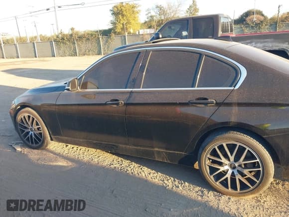 ✅ 2013 BMW 3 Series ActiveHybrid 3 • VIN: WBA3F9C58DF484300 • Lot: 43845828. Wystawiony na IAAI z przebiegiem 109 690 mil. Bezpłatny archiwum sprzedaży aukcyjnych z USA i szczegółowy raport historii pojazdu na DreamBid. Zdjęcie 14.