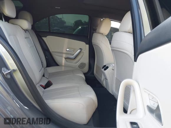 ✅ 2019 Mercedes-Benz A 220 • VIN: WDD3G4EB6KW033049 • Lot: 42211681. Wystawiony na IAAI z przebiegiem 35 186 mil. Bezpłatny archiwum sprzedaży aukcyjnych z USA i szczegółowy raport historii pojazdu na DreamBid. Zdjęcie 8.