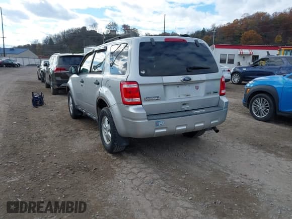 ✅ 2010 Ford Escape XLT • VIN: 1FMCU9DGXAKC45581 • Lot: 43658527. Listed on IAAI with 122,482 mi. Free auction sales archive from the USA and detailed vehicle history report at DreamBid. Image 3.