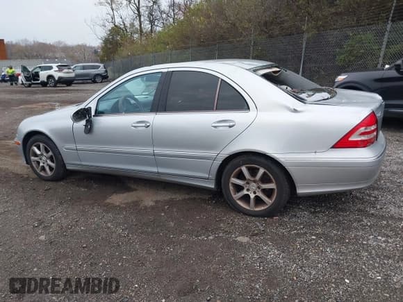 ✅ 2007 Mercedes-Benz C 280 Luxury • VIN: WDBRF92H87F879315 • Lot: 43735428. Wystawiony na IAAI z przebiegiem 120 059 mil. Bezpłatny archiwum sprzedaży aukcyjnych z USA i szczegółowy raport historii pojazdu na DreamBid. Zdjęcie 3.