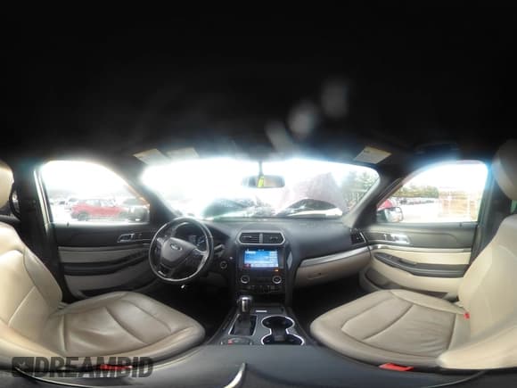 ✅ 2018 Ford Explorer XLT • VIN: 1FM5K8D80JGA18307 • Lot: 43697255. Wystawiony na IAAI z przebiegiem 71 816 mil. Bezpłatny archiwum sprzedaży aukcyjnych z USA i szczegółowy raport historii pojazdu na DreamBid. Zdjęcie 18.