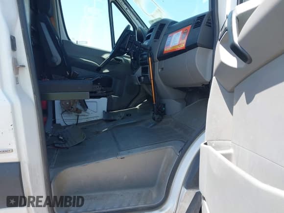 ✅ 2015 Mercedes-Benz Sprinter Cargo EXT • VIN: WD3PE8DB5FP133924 • Lot: 42252607. Wystawiony na IAAI z przebiegiem 322 476 mil. Bezpłatny archiwum sprzedaży aukcyjnych z USA i szczegółowy raport historii pojazdu na DreamBid. Zdjęcie 5.