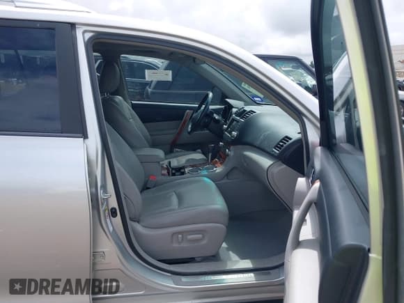 ✅ 2010 Toyota Highlander Limited • VIN: 5TDYK3EH3AS014289 • Lot: 42714759. Wystawiony na IAAI z przebiegiem 135 739 mil. Bezpłatny archiwum sprzedaży aukcyjnych z USA i szczegółowy raport historii pojazdu na DreamBid. Zdjęcie 5.