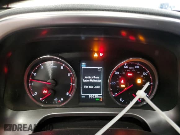 ✅ 2018 Toyota RAV4 SE • VIN: JTMJFREV3JD233635 • Lot: 55785615. Listed on Copart with 96,638 mi. Free auction sales archive from the USA and detailed vehicle history report at DreamBid. Image 9.