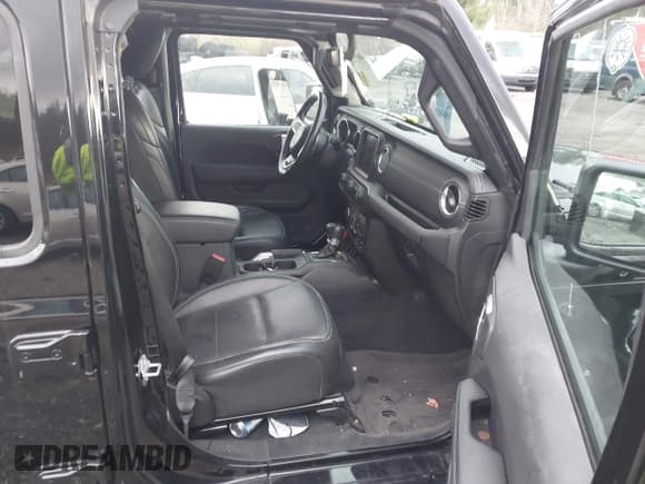 ✅ 2022 Jeep Wrangler Unlimited Sahara • VIN: 1C4HJXEG4NW186063 • Lot: 40927600. Wystawiony na IAAI z przebiegiem 22 430 mil. Bezpłatny archiwum sprzedaży aukcyjnych z USA i szczegółowy raport historii pojazdu na DreamBid. Zdjęcie 5.