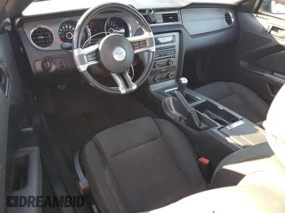 ✅ 2014 Ford Mustang V6 • VIN: 1ZVBP8AM5E5327893 • Lot: 86782205. Wystawiony na Copart z przebiegiem 95 108 mil. Bezpłatny archiwum sprzedaży aukcyjnych z USA i szczegółowy raport historii pojazdu na DreamBid. Zdjęcie 8.