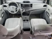 ✅ 2014 Toyota Sienna LE AAS • VIN: 5TDKK3DC6ES419869 • Lot: 86279295. Wystawiony na Copart z przebiegiem 86 406 mil. Bezpłatny archiwum sprzedaży aukcyjnych z USA i szczegółowy raport historii pojazdu na DreamBid. Zdjęcie 8.