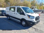 ✅ 2023 Ford Transit Cargo • VIN: 1FTBR2Y82PKB23785 • Lot: 43510153. Wystawiony na IAAI z przebiegiem 21 270 mil. Bezpłatny archiwum sprzedaży aukcyjnych z USA i szczegółowy raport historii pojazdu na DreamBid. Zdjęcie 1.