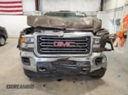 ✅ 2015 GMC Sierra 2500HD SLE • VIN: 1GT22YE85FZ136144 • Lot: 59373905. Wystawiony na Copart z przebiegiem 142 999 mil. Bezpłatny archiwum sprzedaży aukcyjnych z USA i szczegółowy raport historii pojazdu na DreamBid. Zdjęcie 5.