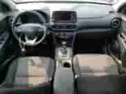 2019 Hyundai Kona SEL z VIN KM8K2CAA7KU341706, wystawiony jako Copart lot #62057153 z przebiegiem 50 793 mil mil oraz . Historia ofert i sprzedaży dostępna na DreamBid. Obrazek 8.