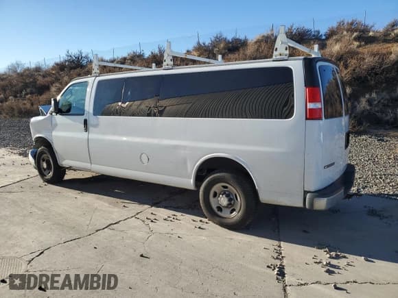 ✅ 2018 Chevrolet Express Passenger LT • VIN: 1GAZGPFGXJ1332144 • Lot: 87666475. Wystawiony na Copart z przebiegiem 141 953 mil. Bezpłatny archiwum sprzedaży aukcyjnych z USA i szczegółowy raport historii pojazdu na DreamBid. Zdjęcie 2.