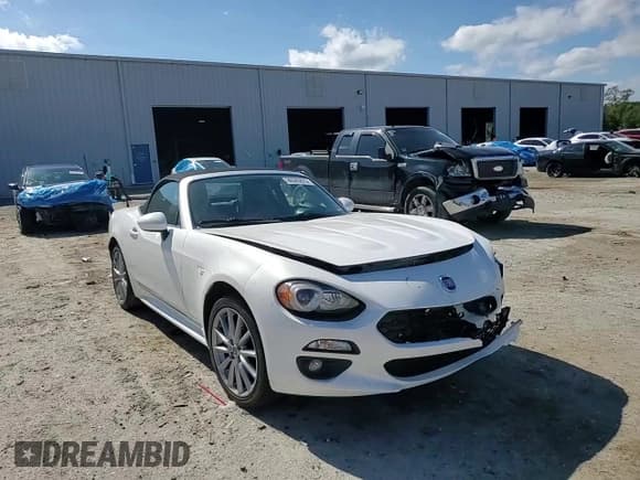 ✅ 2017 FIAT 124 Spider Lusso • VIN: JC1NFAEK1H0101948 • Lot: 90565875. Wystawiony na Copart z przebiegiem 20 647 mil. Bezpłatny archiwum sprzedaży aukcyjnych z USA i szczegółowy raport historii pojazdu na DreamBid. Zdjęcie 13.