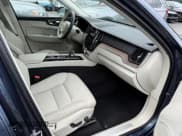 ✅ 2022 Volvo XC60 Momentum • VIN: YV4L12RK0N1920946 • Lot: 43911940. Listed on IAAI with 691 mi. Free auction sales archive from the USA and detailed vehicle history report at DreamBid. Image 5.