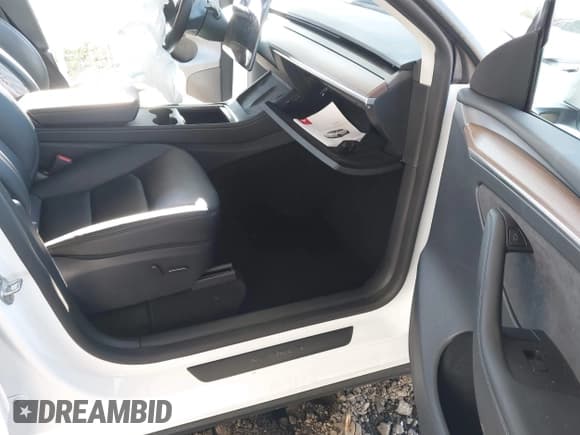 ✅ 2024 Tesla Model Y Long Range • VIN: 7SAYGDEE6RF186297 • Lot: 43597490. Wystawiony na IAAI z przebiegiem Nie podano. Bezpłatny archiwum sprzedaży aukcyjnych z USA i szczegółowy raport historii pojazdu na DreamBid. Zdjęcie 5.