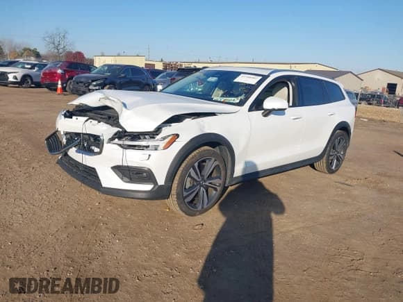 ✅ 2025 Volvo V60 Plus • VIN: YV4L12WK1S2146331 • Лот: 43708902. Опубликован ранее на IAAI с пробегом 28 700 миль. Бесплатный доступ к архиву аукционных продаж из США и подробный отчёт об истории автомобиля на DreamBid. Изображение 17.