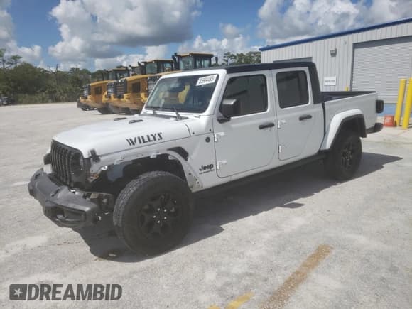 ✅ 2022 Jeep Gladiator Willys • VIN: 1C6HJTAG6NL156067 • Лот: 85904485. Опубликован ранее на Copart с пробегом 40 905 миль. Бесплатный доступ к архиву аукционных продаж из США и подробный отчёт об истории автомобиля на DreamBid. Изображение 1.