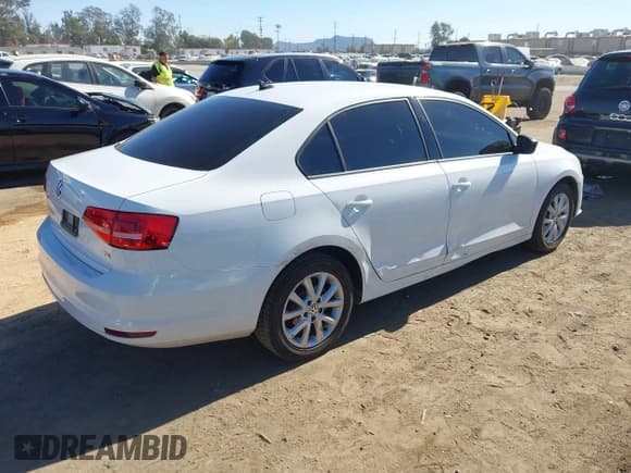 ✅ 2015 Volkswagen Jetta SE • VIN: 3VWD17AJXFM343593 • Лот: 43668505. Опубликован ранее на IAAI с пробегом 122 973 миль. Бесплатный доступ к архиву аукционных продаж из США и подробный отчёт об истории автомобиля на DreamBid. Изображение 4.