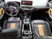 ✅ 2022 BMW X3 M • VIN: 5YM13EC02N9J64591 • Лот: 62077833. Опубликован ранее на Copart с пробегом 24 808 миль. Бесплатный доступ к архиву аукционных продаж из США и подробный отчёт об истории автомобиля на DreamBid. Изображение 8.