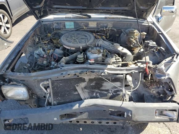 ✅ 1987 Toyota Pickup • VIN: JT4RN50R5H0228706 • Lot: 50639045. Wystawiony na Copart z przebiegiem 296 043 mil. Bezpłatny archiwum sprzedaży aukcyjnych z USA i szczegółowy raport historii pojazdu na DreamBid. Zdjęcie 11.