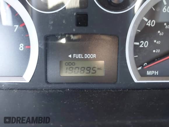 2005 Hyundai Santa Fe GLS z VIN KM8SC73E95U956010, wystawiony jako IAAI lot #42134272 z przebiegiem 190 895 mil mil oraz . Historia ofert i sprzedaży dostępna na DreamBid. Obrazek 12.