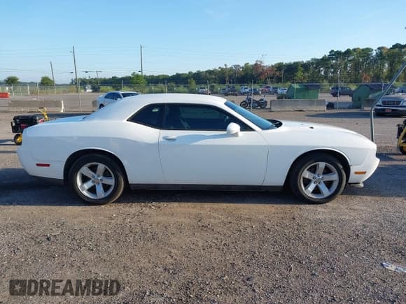 ✅ 2014 Dodge Challenger SXT Plus • VIN: 2C3CDYAGXEH184866 • Lot: 43185303. Listed on IAAI with 187,075 mi. Free auction sales archive from the USA and detailed vehicle history report at DreamBid. Image 13.