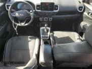 ✅ 2023 Hyundai Venue SEL • VIN: KMHRC8A35PU220965 • Lot: 48296405. Wystawiony na Copart z przebiegiem 129 696 mil. Bezpłatny archiwum sprzedaży aukcyjnych z USA i szczegółowy raport historii pojazdu na DreamBid. Zdjęcie 8.