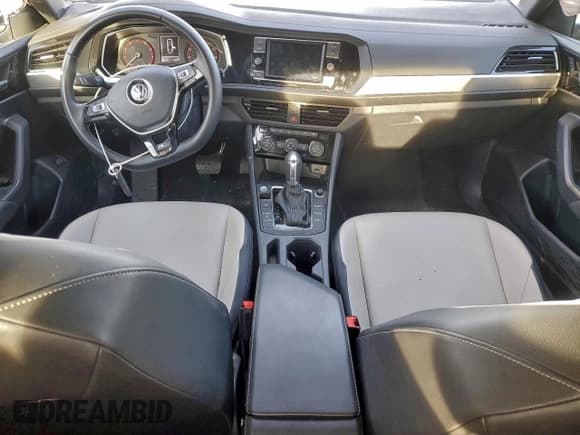 ✅ 2019 Volkswagen Jetta S • VIN: 3VWC57BU3KM179963 • Lot: 94981115. Wystawiony na Copart z przebiegiem 46 715 mil. Bezpłatny archiwum sprzedaży aukcyjnych z USA i szczegółowy raport historii pojazdu na DreamBid. Zdjęcie 8.