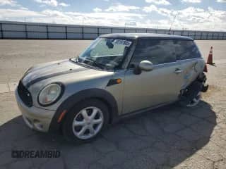 2007 MINI Hardtop z VIN WMWMF335X7TT55451, wystawiony jako Copart lot #85197805 z przebiegiem 167 048 mil mil oraz Szkoda całkowita • Salvage title. Historia ofert i sprzedaży dostępna na DreamBid. Obrazek 1.