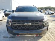 ✅ 2023 Chevrolet Suburban Z71 • VIN: 1GNSKDKD6PR561374 • Lot: 74335624. Wystawiony na Copart z przebiegiem 17 419 mil. Bezpłatny archiwum sprzedaży aukcyjnych z USA i szczegółowy raport historii pojazdu na DreamBid. Zdjęcie 5.