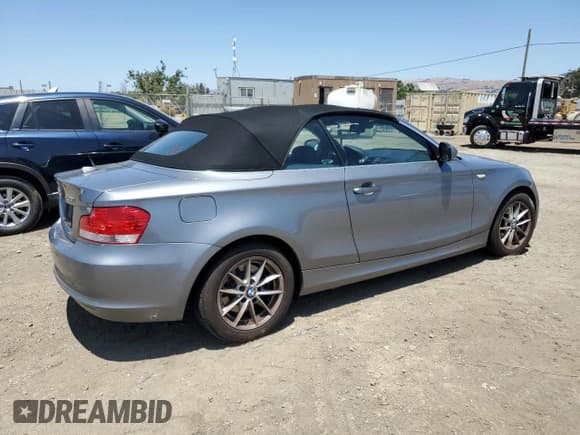 ✅ 2011 BMW 1 Series 128i • VIN: WBAUN1C50BVH82726 • Lot: 62719115. Wystawiony na Copart z przebiegiem 68 579 mil. Bezpłatny archiwum sprzedaży aukcyjnych z USA i szczegółowy raport historii pojazdu na DreamBid. Zdjęcie 3.