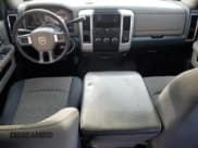 ✅ 2010 Dodge 1500 ST • VIN: 1D7RB1CP5AS195959 • Lot: 84627174. Wystawiony na Copart z przebiegiem 181 675 mil. Bezpłatny archiwum sprzedaży aukcyjnych z USA i szczegółowy raport historii pojazdu na DreamBid. Zdjęcie 8.