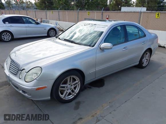 ✅ 2003 Mercedes-Benz E 500 • VIN: WDBUF70J03A194415 • Lot: 43253802. Wystawiony na IAAI z przebiegiem 131 347 mil. Bezpłatny archiwum sprzedaży aukcyjnych z USA i szczegółowy raport historii pojazdu na DreamBid. Zdjęcie 2.