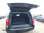 ✅ 2020 Chevrolet Suburban LT • VIN: 1GNSCHKC4LR154126 • Lot: 41636948. Wystawiony na IAAI z przebiegiem 190 699 mil. Bezpłatny archiwum sprzedaży aukcyjnych z USA i szczegółowy raport historii pojazdu na DreamBid. Zdjęcie 17.