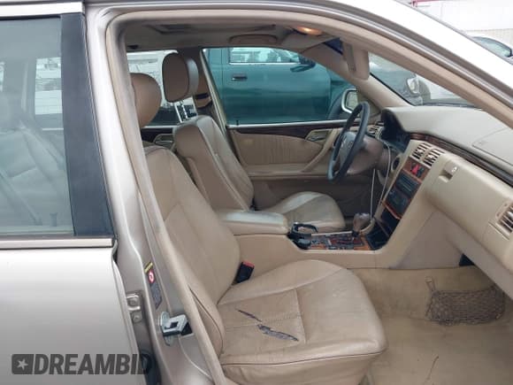 ✅ 2000 Mercedes-Benz E 320 • VIN: WDBJH65J8YA981779 • Лот: 42107928. Опубликован ранее на IAAI с пробегом 276 090 миль. Бесплатный доступ к архиву аукционных продаж из США и подробный отчёт об истории автомобиля на DreamBid. Изображение 5.