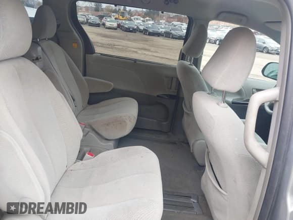 ✅ 2012 Toyota Sienna LE • VIN: 5TDKK3DC3CS234076 • Lot: 43789027. Wystawiony na IAAI z przebiegiem 189 489 mil. Bezpłatny archiwum sprzedaży aukcyjnych z USA i szczegółowy raport historii pojazdu na DreamBid. Zdjęcie 8.