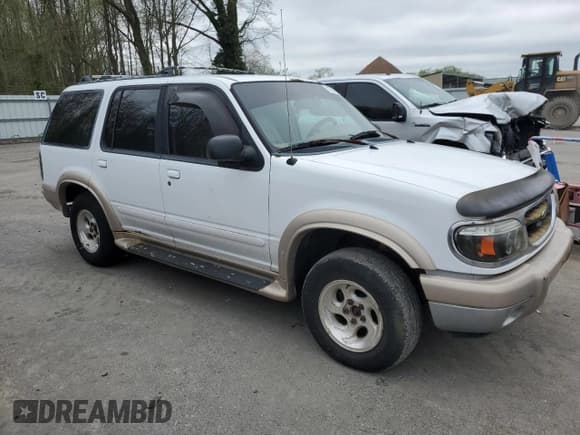 ✅ 2000 Ford Explorer Eddie Bauer • VIN: 1FMDU74E7YZA79125 • Lot: 51285114. Wystawiony na Copart z przebiegiem 278 281 mil. Bezpłatny archiwum sprzedaży aukcyjnych z USA i szczegółowy raport historii pojazdu na DreamBid. Zdjęcie 4.