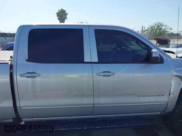 ✅ 2018 Chevrolet Silverado 1500 LT • VIN: 3GCPCREC1JG358699 • Lot: 43492968. Wystawiony na IAAI z przebiegiem 120 924 mil. Bezpłatny archiwum sprzedaży aukcyjnych z USA i szczegółowy raport historii pojazdu na DreamBid. Zdjęcie 13.