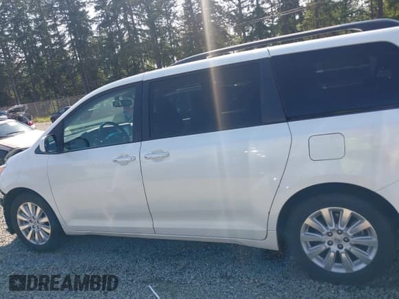 ✅ 2015 Toyota Sienna Limited • VIN: 5TDDK3DC6FS114592 • Lot: 42369139. Listed on IAAI with 134,436 mi. Free auction sales archive from the USA and detailed vehicle history report at DreamBid. Image 15.