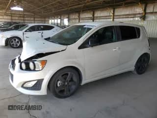 2015 Chevrolet Sonic RS z VIN 1G1JG6SB9F4215081, wystawiony jako Copart lot #72026725 z przebiegiem 82 559 mil mil oraz Szkoda całkowita • Salvage title. Historia ofert i sprzedaży dostępna na DreamBid. Obrazek 1.