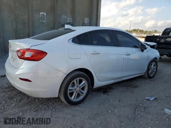 ✅ 2017 Chevrolet Cruze LT • VIN: 1G1BE5SMXH7228784 • Lot: 39724783. Listed on Copart with 80,039 mi. Free auction sales archive from the USA and detailed vehicle history report at DreamBid. Image 3.