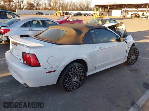 ✅ 2003 Ford Mustang GT Deluxe • VIN: 1FAFP45XX3F426014 • Lot: 43791049. Wystawiony na IAAI z przebiegiem Nie podano. Bezpłatny archiwum sprzedaży aukcyjnych z USA i szczegółowy raport historii pojazdu na DreamBid. Zdjęcie 4.